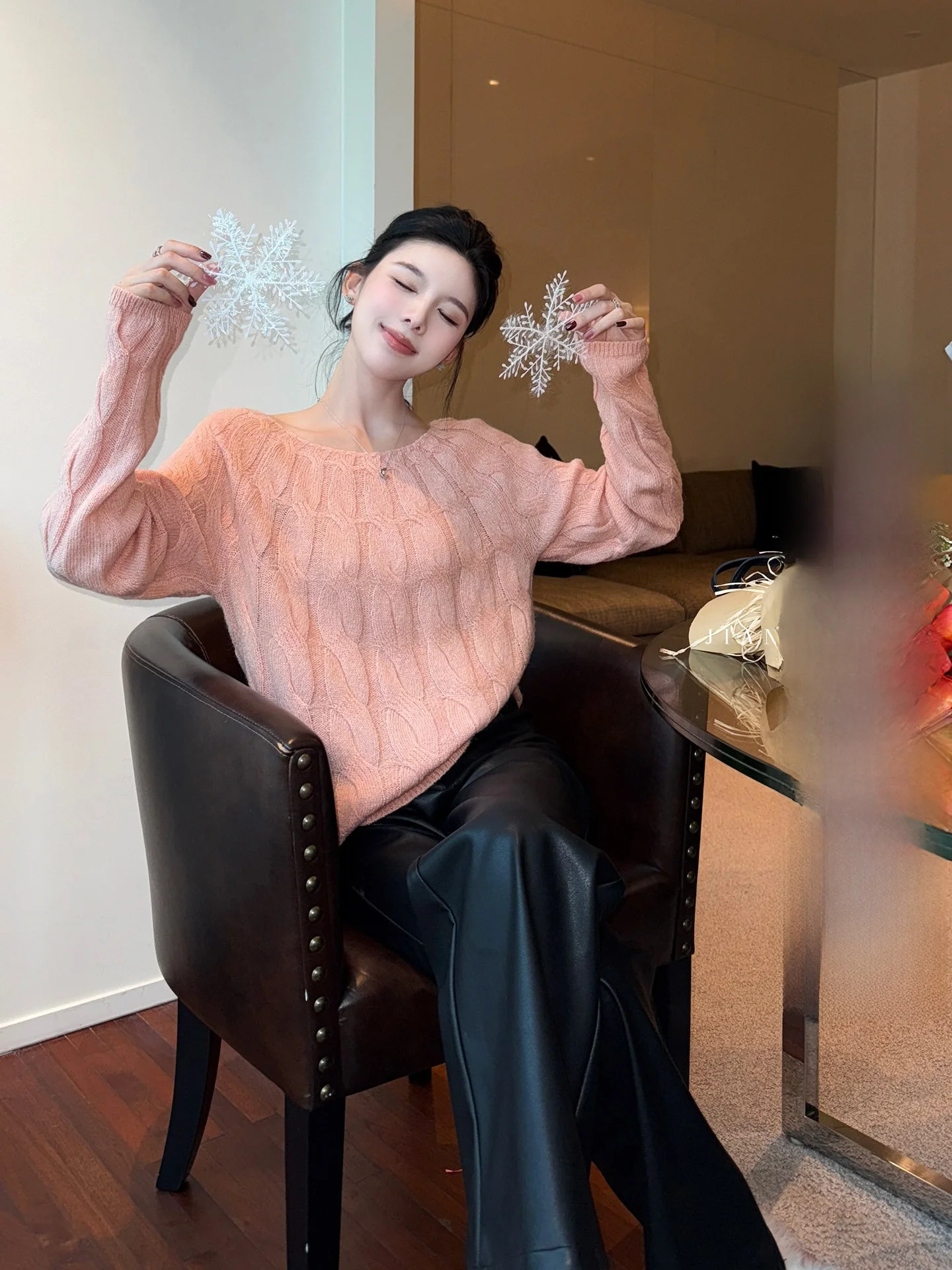 Мягкий уютный вязаный шерстяной свитер Qiangwen цвета медового персика для женщин, с круглым вырезом, уникальный, красивый, зимний, модный, повседневный.
Мягкий уютный вязаный шерстяной свитер Qiangwen цвета медового персика для женщин, с круглым вырезом, уникальный, красивый, зимний, модный, повседневный.