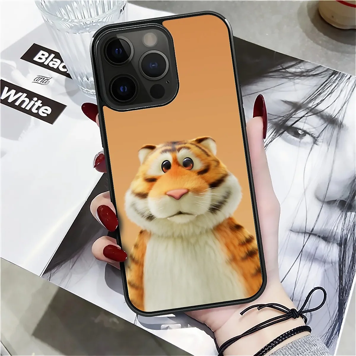 Cartoon tiger pattern, suitable for iPhone promax, wireless charging mobile phone case anti-fall protection.
Cartoon tiger pattern, suitable for iPhone promax, wireless charging mobile phone case anti-fall protection.