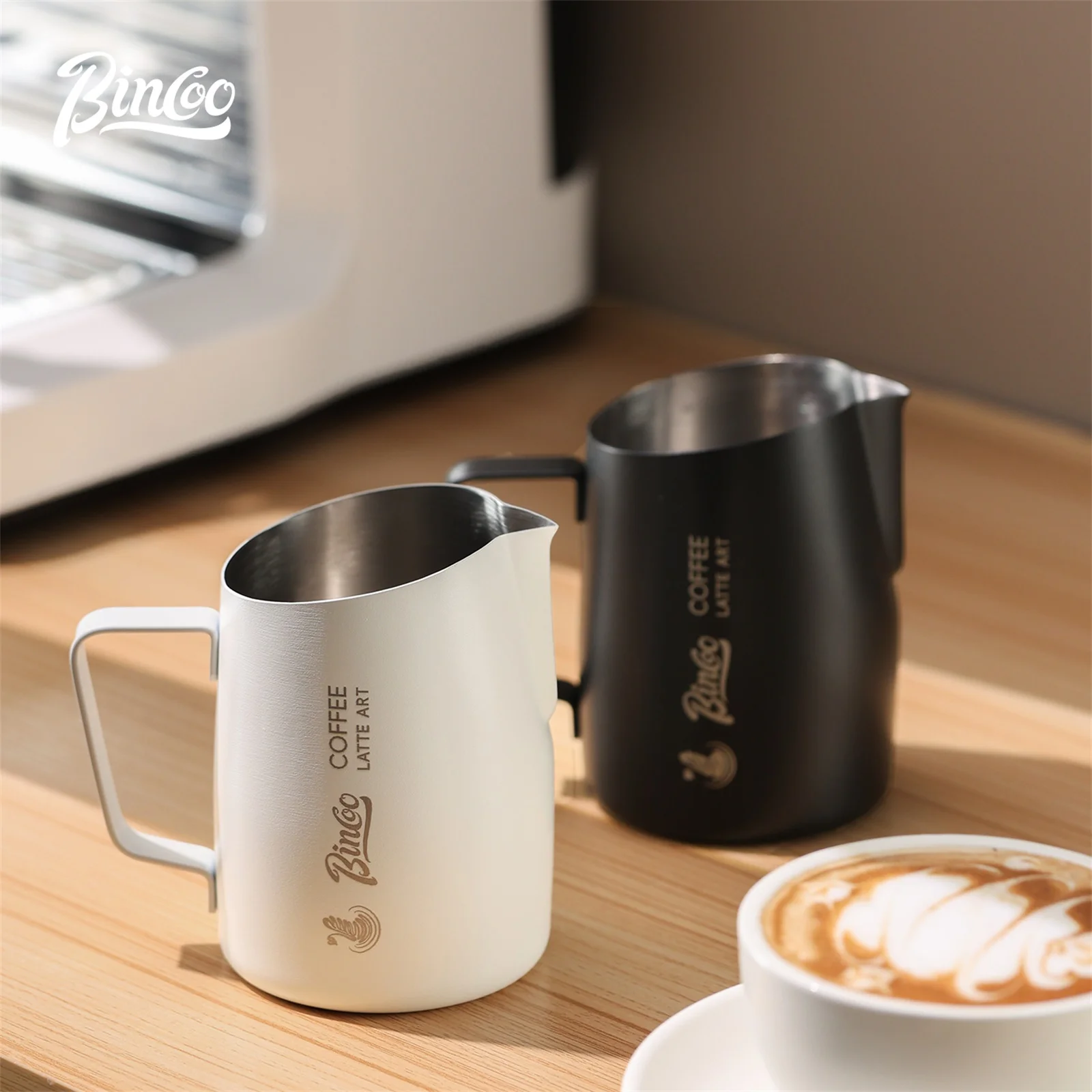 Кувшин для латте-арта Bincoo, профессиональная чаша для вспенивания молока с угловым носиком для точного наливания молока и создания кофейного искусства
Кувшин для латте-арта Bincoo, профессиональная чаша для вспенивания молока с угловым носиком для точного наливания молока и создания кофейного искусства