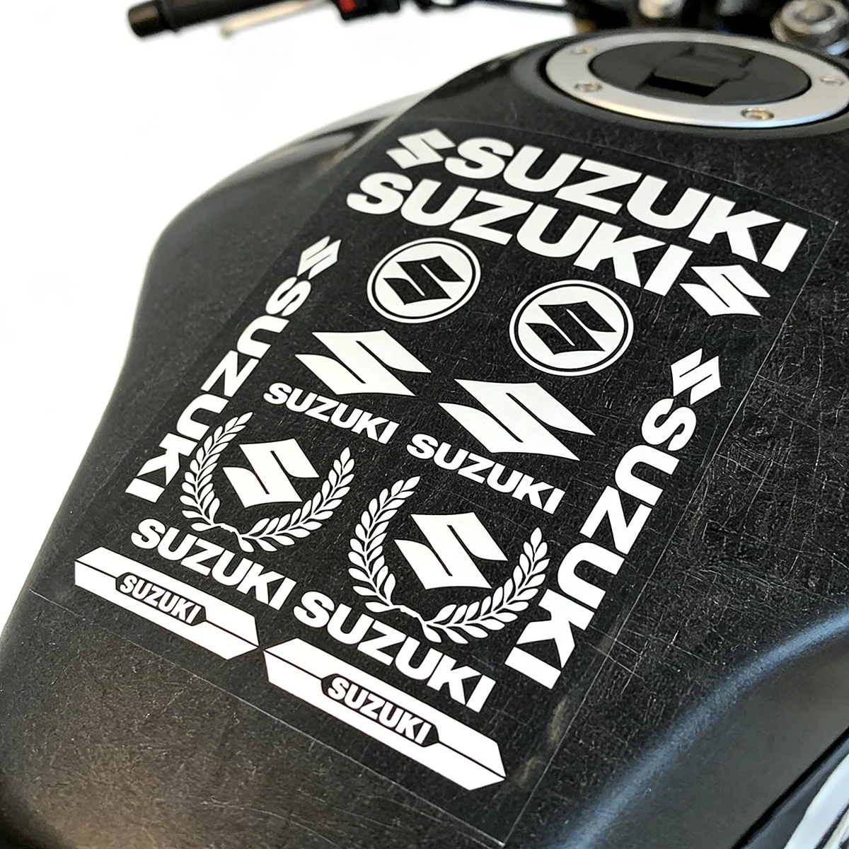 Reflective Suzuki Motorcycle Stickers Decals Tank Logo Helmet Kit for Gsxr 1000 600 750 Gsxs 600 750 1000 Sv 650 600 Gsf Gsr
Reflective Suzuki Motorcycle Stickers Decals Tank Logo Helmet Kit for Gsxr 1000 600 750 Gsxs 600 750 1000 Sv 650 600 Gsf Gsr