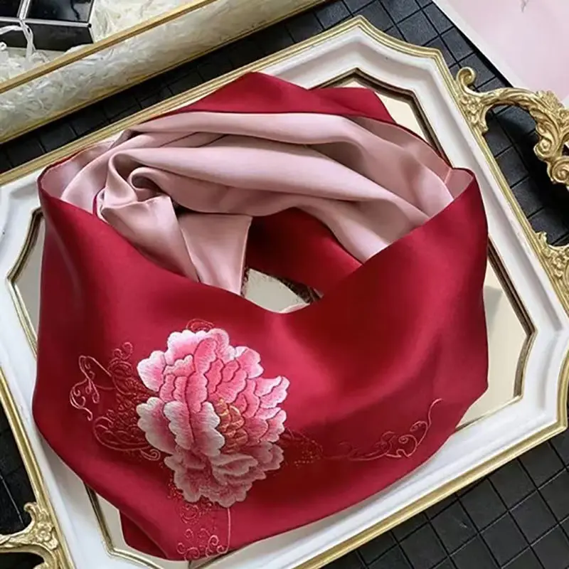 Высококачественный рождественский подарок, шарф с вышивкой для женщин, новая зимняя шелковая шаль Cheongsam для матери 
Высококачественный рождественский подарок, шарф с вышивкой для женщин, новая зимняя шелковая шаль Cheongsam для матери