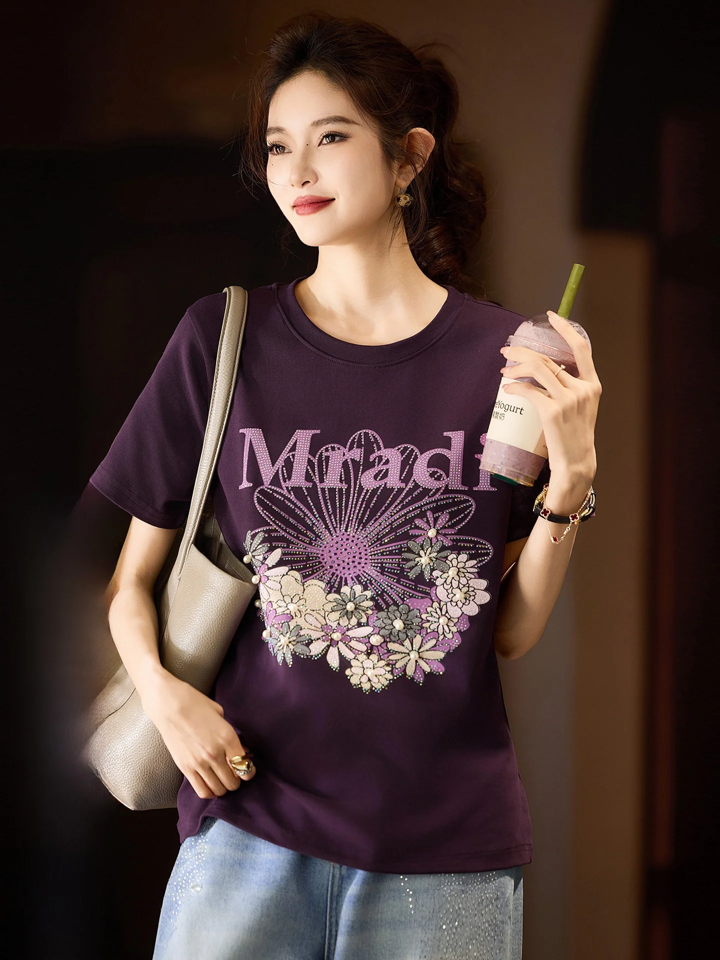 Женская футболка Street Style с коротким рукавом, весна 2026, большие размеры, повседневный топ с цветочным принтом и термотрансферным рисунком в виде ромбов, хлопок.
Женская футболка Street Style с коротким рукавом, весна 2026, большие размеры, повседневный топ с цветочным принтом и термотрансферным рисунком в виде ромбов, хлопок.