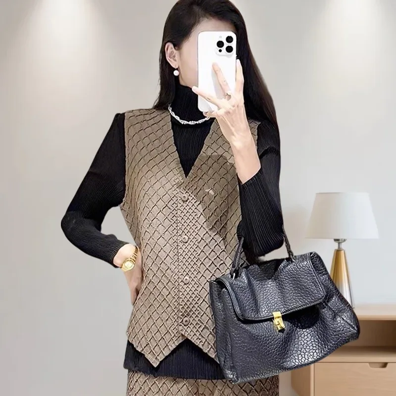 Miyake плиссированный жилет в клетку с тиснением в ромбовидной клетку, женский топ, новинка 2025 года, ранняя осень, офисная одежда на рабочем месте, простая элегантная женская куртка
Miyake плиссированный жилет в клетку с тиснением в ромбовидной клетку, женский топ, новинка 2025 года, ранняя осень, офисная одежда на рабочем месте, простая элегантная женская куртка