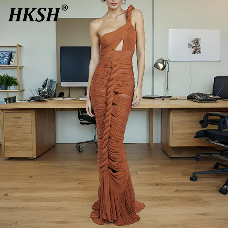 HKSH Summer New Women Tide Ins Trendy Fashion Elegant Two-Piece Set Single Shoulder Twist Top Hollow Out Skirt Casual Set HK5484
HKSH Summer New Women Tide Ins Trendy Fashion Elegant Two-Piece Set Single Shoulder Twist Top Hollow Out Skirt Casual Set HK5484
