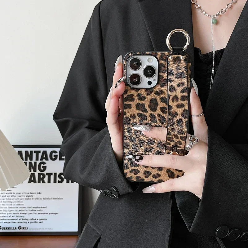 Leopard Print Suitable for iPhone 15 Phone Case 14promax Wrist Strap 13 12mini 11pro Personalized Fashion XR 8p Protection Cocer
Leopard Print Suitable for iPhone 15 Phone Case 14promax Wrist Strap 13 12mini 11pro Personalized Fashion XR 8p Protection Cocer