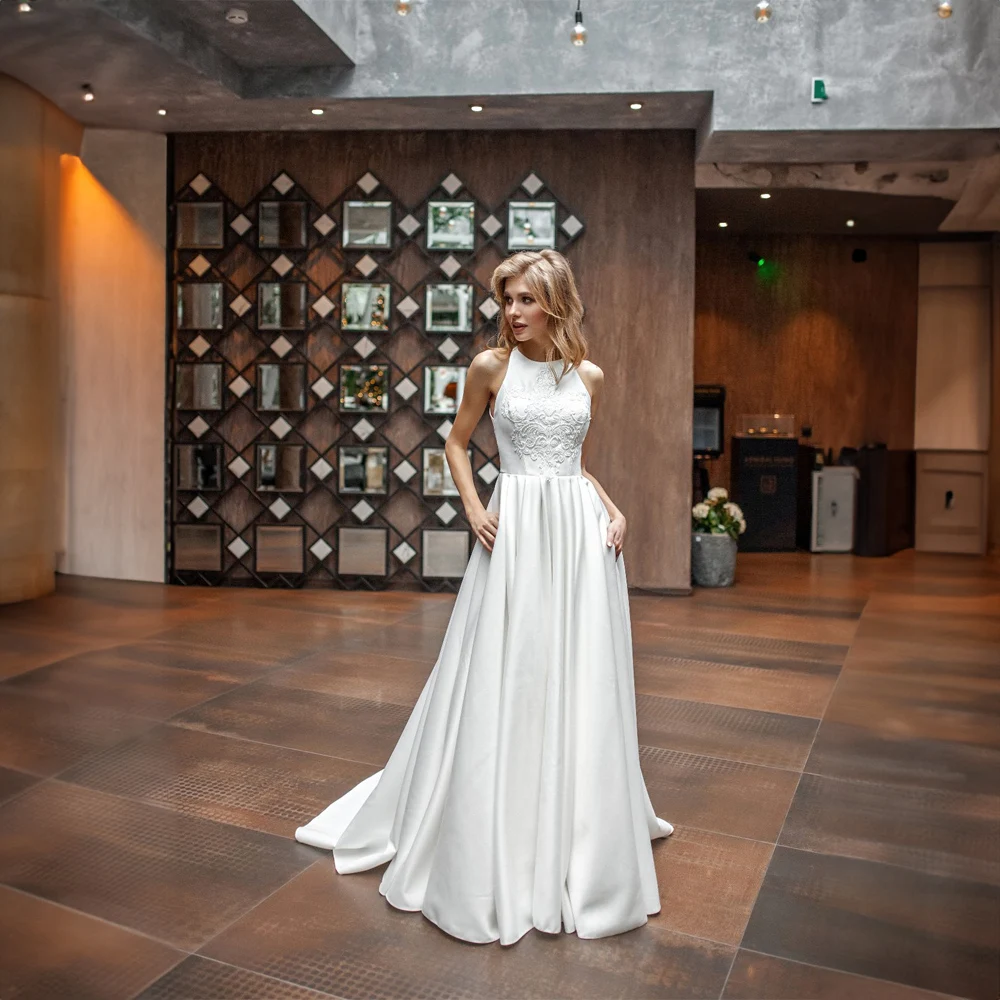 Halter Satin A-line Appliques Wedding Dress New Style Court Sleeveless Wedding Gowns for Bride robe de mariée
Halter Satin A-line Appliques Wedding Dress New Style Court Sleeveless Wedding Gowns for Bride robe de mariée