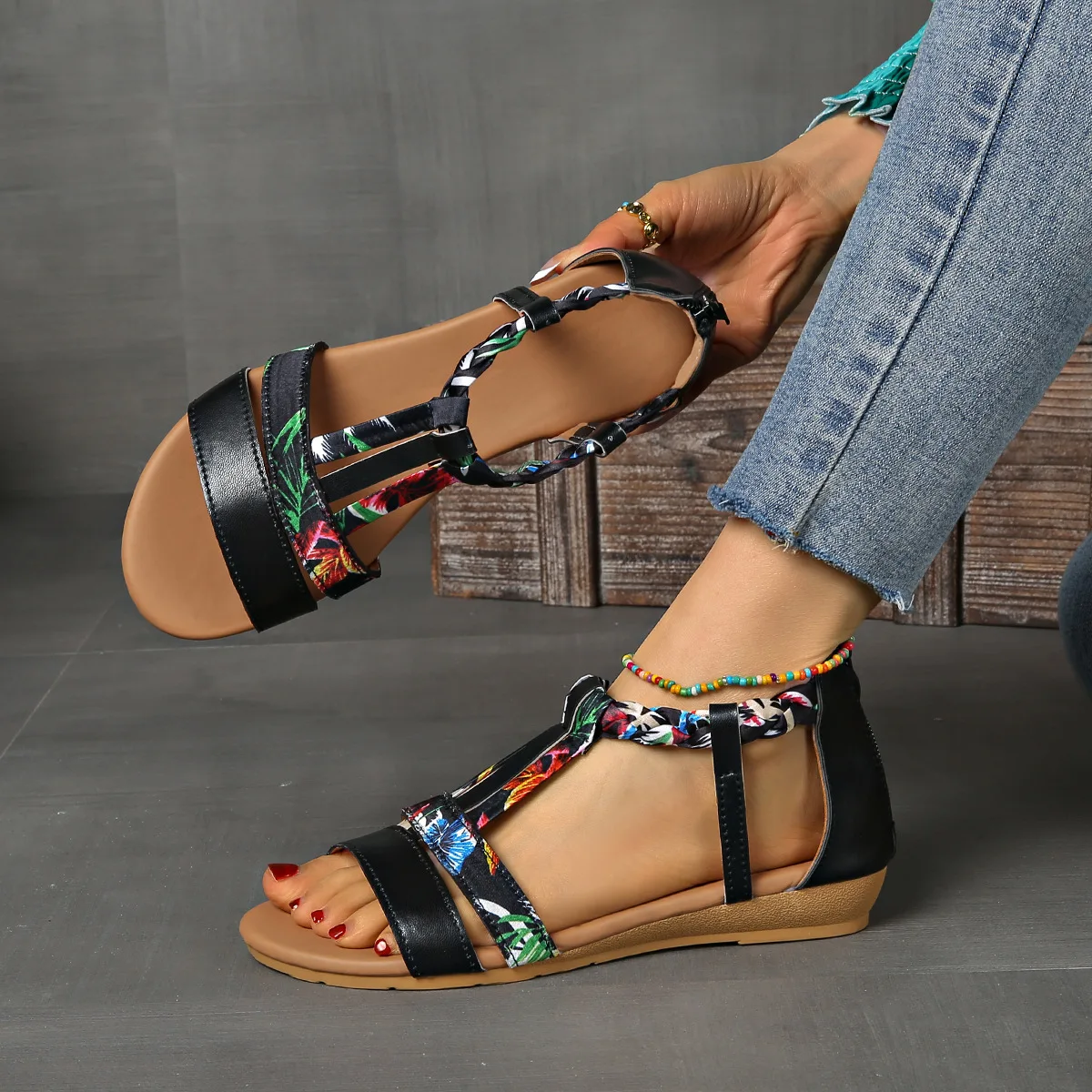 New fashionable large-sized thick-soled sandals for women, one-line color Bohemian-style woven wedge heel beach shoes
New fashionable large-sized thick-soled sandals for women, one-line color Bohemian-style woven wedge heel beach shoes