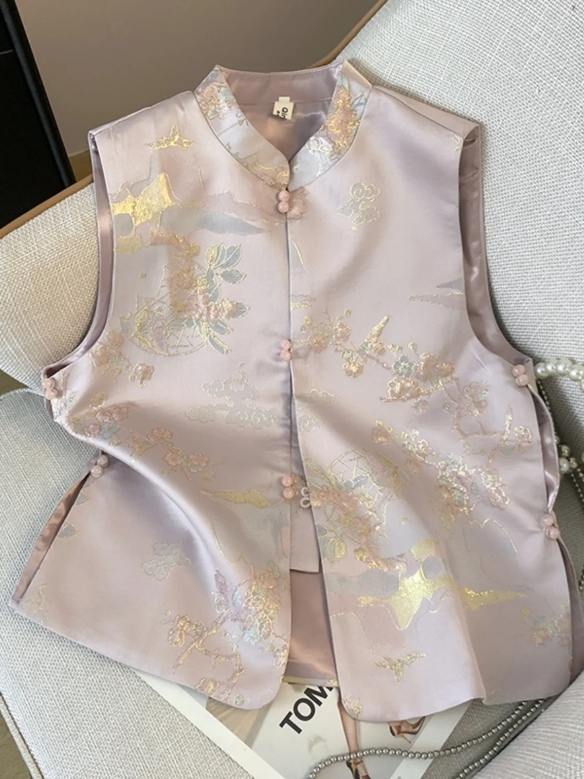 Новый китайский женский жилет на пуговицах с воротником-стойкой, верхний слой в национальном стиле, осенняя мода, роскошный сенсационный жилет
Новый китайский женский жилет на пуговицах с воротником-стойкой, верхний слой в национальном стиле, осенняя мода, роскошный сенсационный жилет