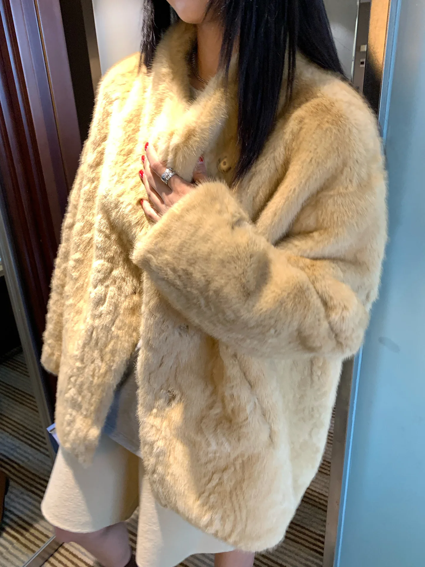 Длинное пальто из искусственного меха с капюшоном, женская толстовка с капюшоном, сплит для ночного клуба, светское шикарное эко-болеро, массивные кофлы, потертые, с имитацией высокой искусственной кожи
Длинное пальто из искусственного меха с капюшоном, женская толстовка с капюшоном, сплит для ночного клуба, светское шикарное эко-болеро, массивные кофлы, потертые, с имитацией высокой искусственной кожи