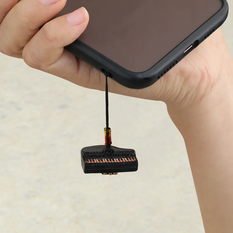 Vintage style mini mobile phone piano pendant leather accessory mobile phone U-disk bag keychain chain pendant handmade jewelry
Vintage style mini mobile phone piano pendant leather accessory mobile phone U-disk bag keychain chain pendant handmade jewelry