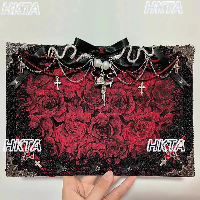 Набор аксессуаров для сумок DIY: черно-красный фон, черная фоновая доска, полный комплект для модных милых девочек в стиле Лолита, косплей, однотонные сумки-доски
Набор аксессуаров для сумок DIY: черно-красный фон, черная фоновая доска, полный комплект для модных милых девочек в стиле Лолита, косплей, однотонные сумки-доски