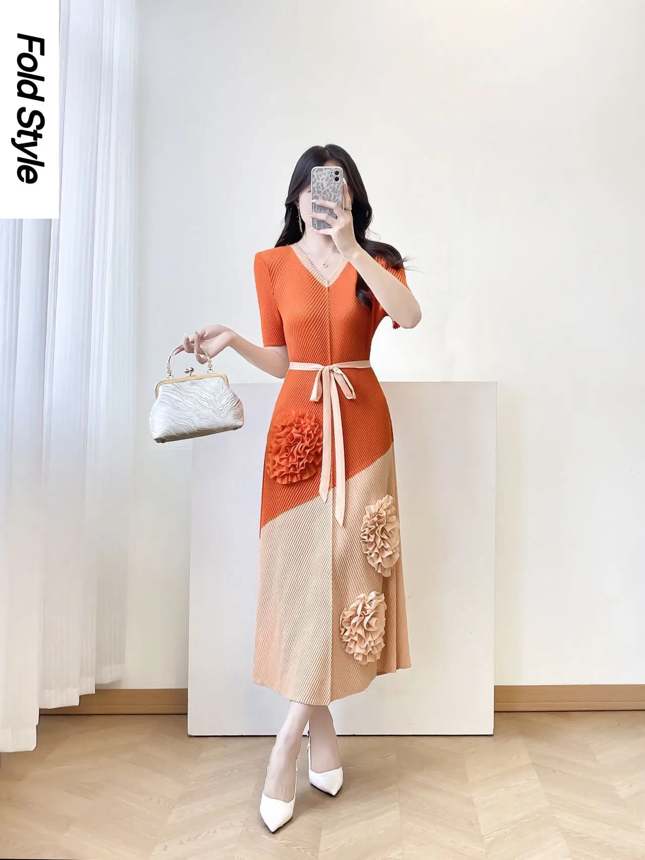 Miyake 2026 Summer New Fish Scale Pleats Fashionable Loose Three-dimensional Petals Decorative Elegant V-neck Dress
Miyake 2026 Summer New Fish Scale Pleats Fashionable Loose Three-dimensional Petals Decorative Elegant V-neck Dress