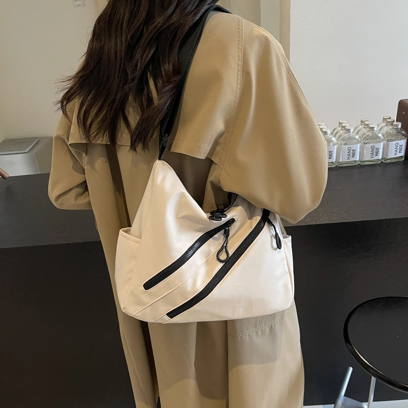New Casual Versatile Women's Solid Color Single Shoulder Crossbody Bag Outdoor Fashion Simple Sports Storage Bags
New Casual Versatile Women's Solid Color Single Shoulder Crossbody Bag Outdoor Fashion Simple Sports Storage Bags
