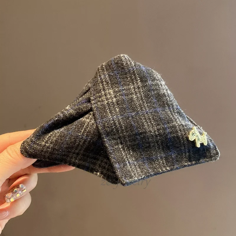 Vintage Plaid Ponytail Triangle Claw Clip for Women, Back of Head Hair Bun, Non-Slip Shark Clip, Versatile Hairpin Hair Accessor
Vintage Plaid Ponytail Triangle Claw Clip for Women, Back of Head Hair Bun, Non-Slip Shark Clip, Versatile Hairpin Hair Accessor