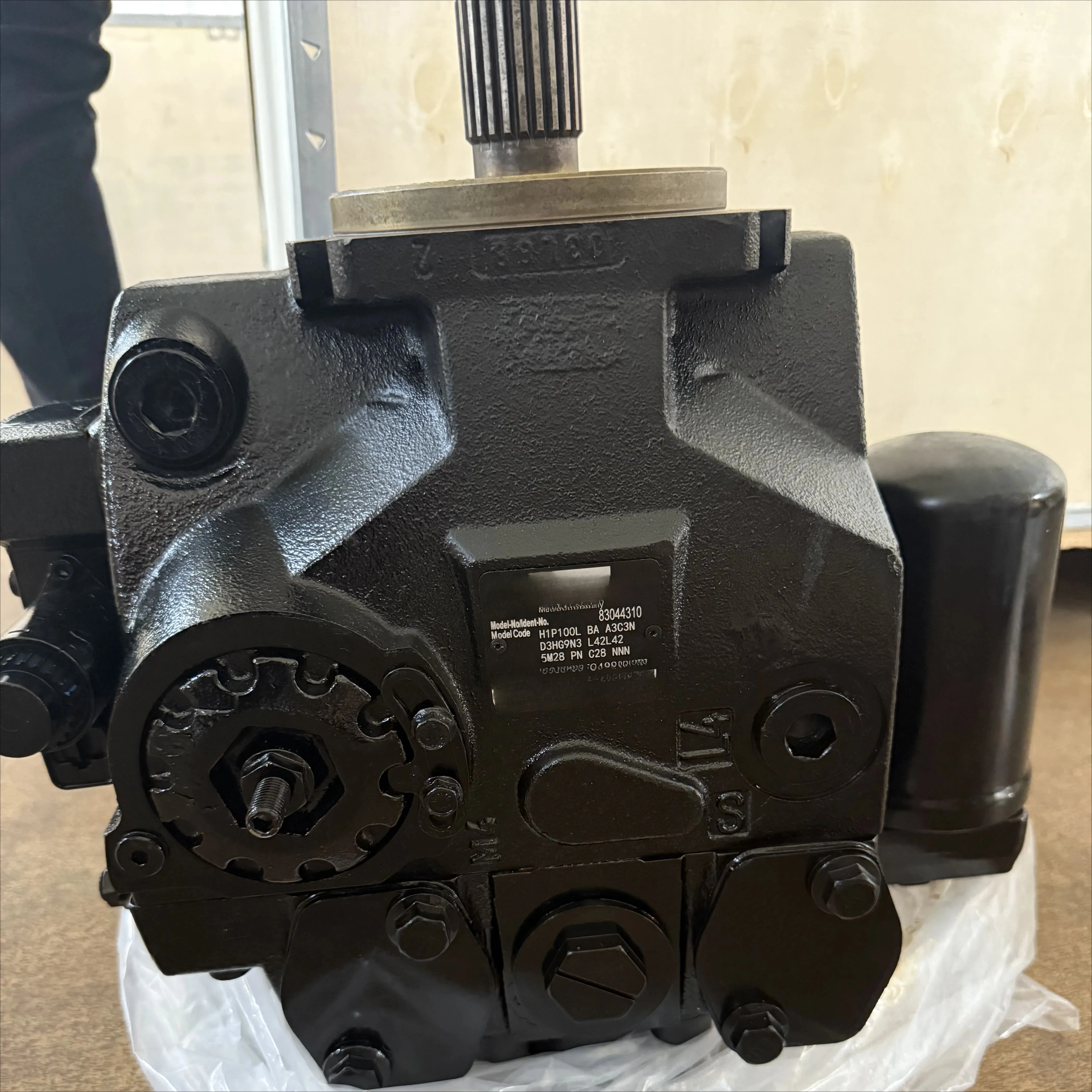 Christmas Special Offer H1P100L Hydraulic Pump from in Stock
Christmas Special Offer H1P100L Hydraulic Pump from in Stock
