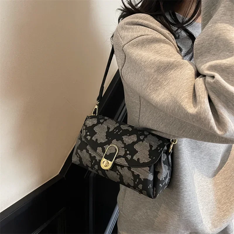 2025 Women's Fashionable Chain Crossbody Bag - Personalized Metal Strap Tote for Daily Commuting & Work
2025 Women's Fashionable Chain Crossbody Bag - Personalized Metal Strap Tote for Daily Commuting & Work