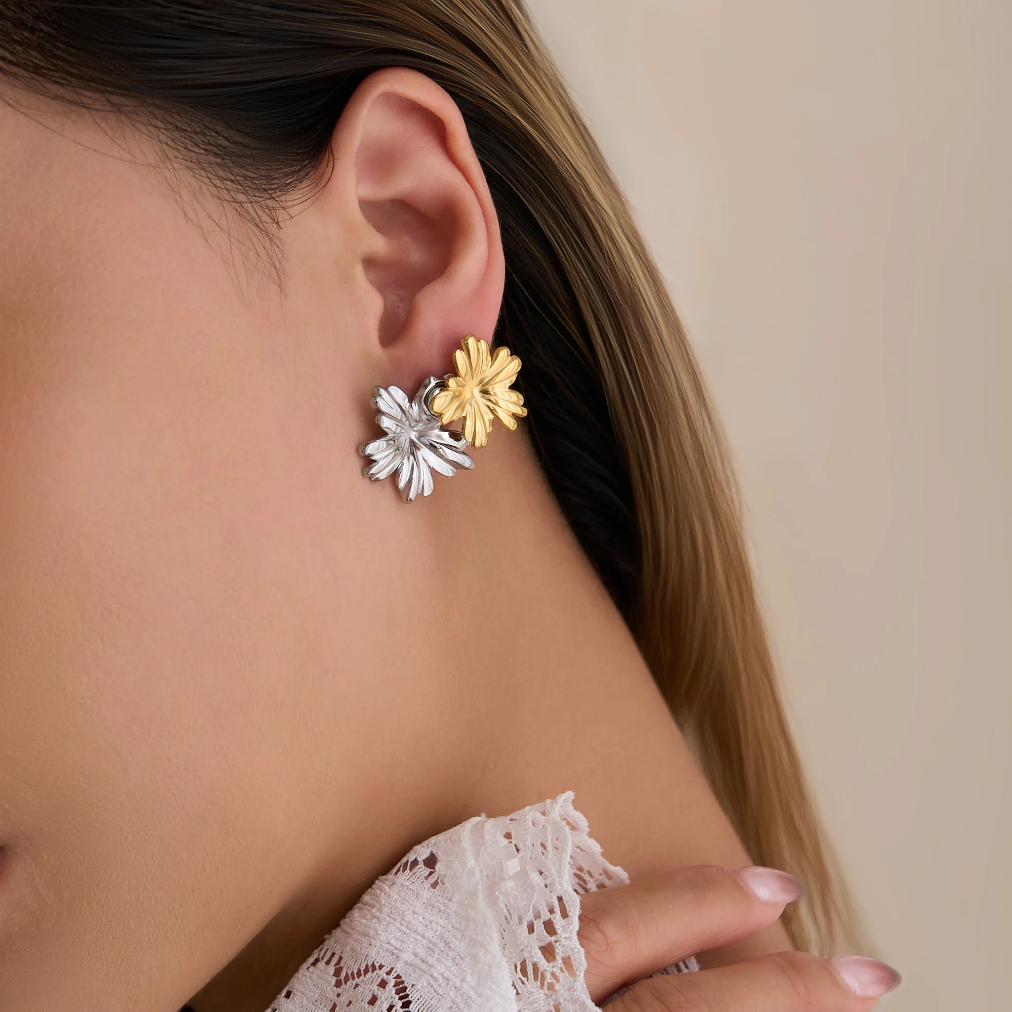 DASEIN 2025 New Double Layer Wear Mixed Flower Earrings INS Trendy 18k Gold Plated Hypoallergenic Stainless Steel Lady Jewelry
DASEIN 2025 New Double Layer Wear Mixed Flower Earrings INS Trendy 18k Gold Plated Hypoallergenic Stainless Steel Lady Jewelry