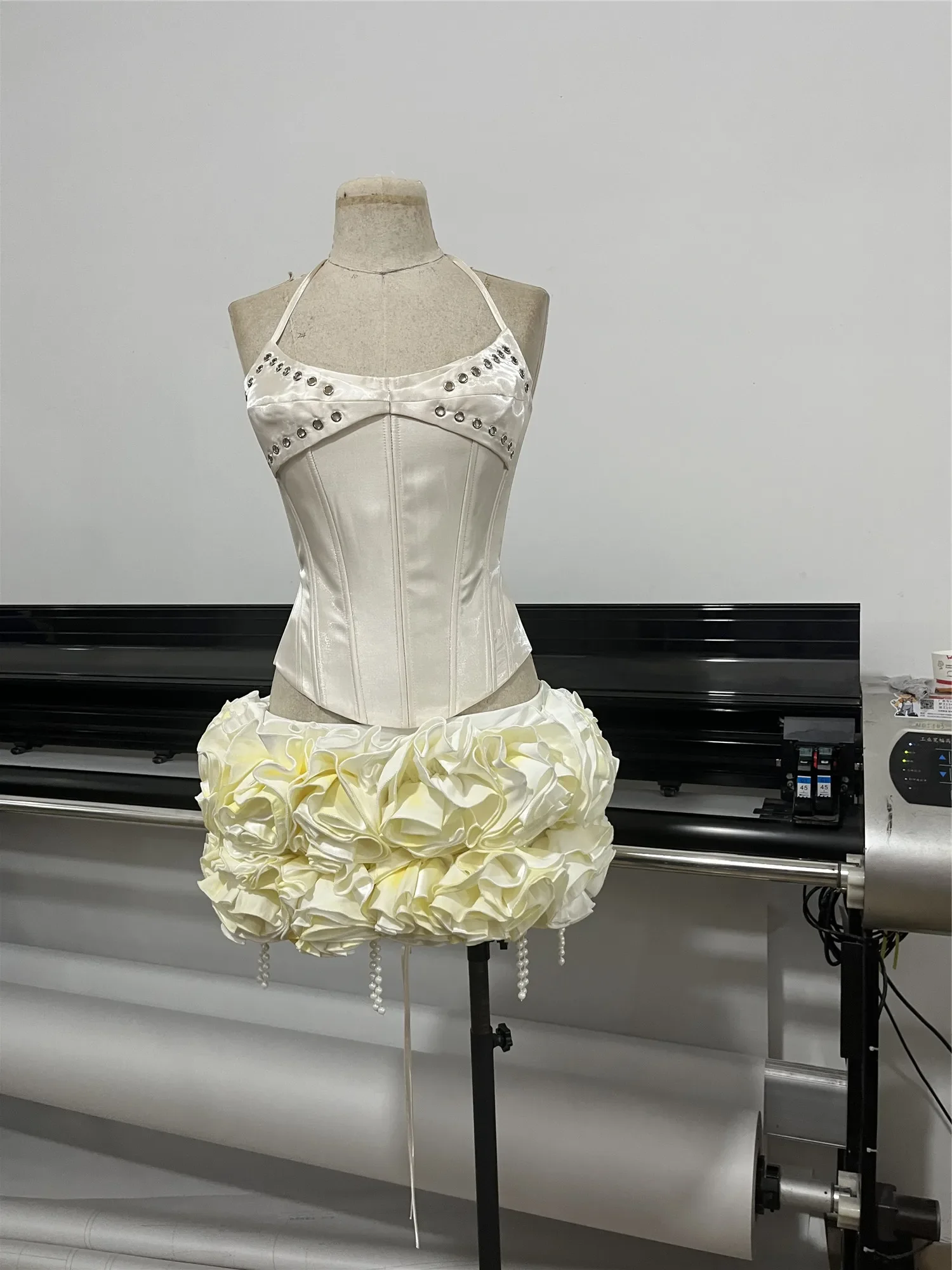 Real Photos Women Luxury Party Outfits Beige Halter Corset Top And Mini Flowers Pearl Tassel Skirt Two Piece Sets Evening Gala
Real Photos Women Luxury Party Outfits Beige Halter Corset Top And Mini Flowers Pearl Tassel Skirt Two Piece Sets Evening Gala