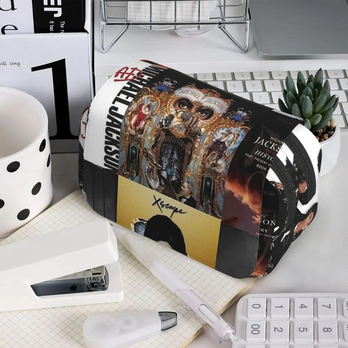 Пенал для карандашей и ручек Michael Jackson для мальчиков и девочек, подарочный набор, сумка для канцелярских принадлежностей, органайзер для ручек
Пенал для карандашей и ручек Michael Jackson для мальчиков и девочек, подарочный набор, сумка для канцелярских принадлежностей, органайзер для ручек