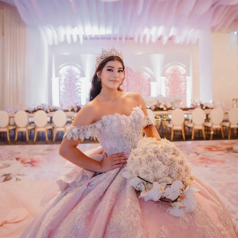 Блестящие розовые платья Quinceanera по индивидуальному заказу с открытыми плечами и аппликацией из бисера, тюлевое платье с длинным хвостом и бантом, Vestido 15, Quinceanera
Блестящие розовые платья Quinceanera по индивидуальному заказу с открытыми плечами и аппликацией из бисера, тюлевое платье с длинным хвостом и бантом, Vestido 15, Quinceanera