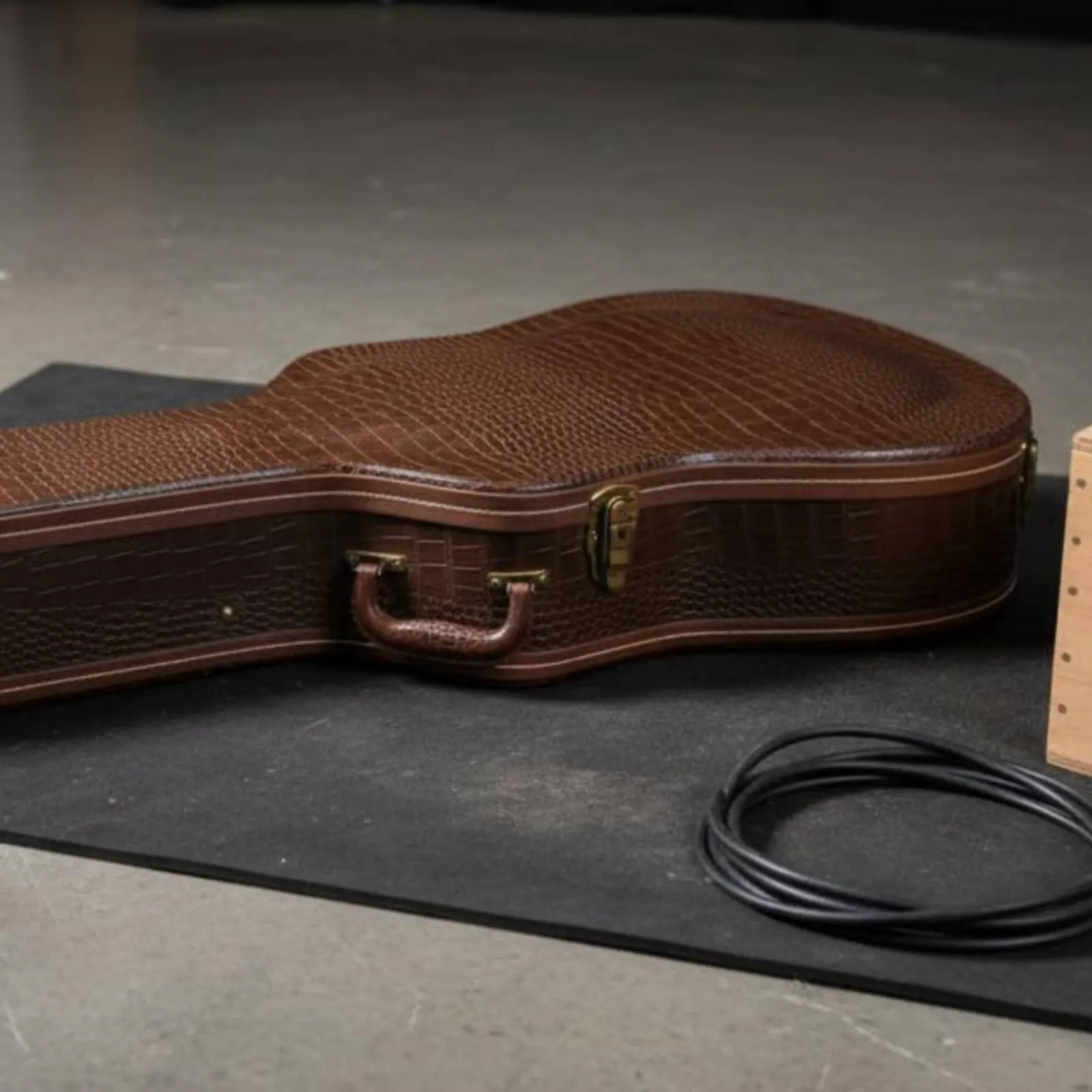 41 Inch Guitar Case Anti Crush Hard Shell Guitar Case Musical Instrument Storage Zippered Lock Latch Padded Handle for Transport
41 Inch Guitar Case Anti Crush Hard Shell Guitar Case Musical Instrument Storage Zippered Lock Latch Padded Handle for Transport