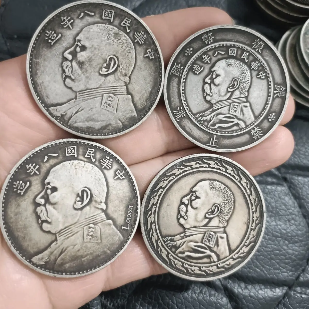 Eight years of silver dollars, the Republic of China sample coin black oil-coated pulp collection flame scarce silver coins can
Eight years of silver dollars, the Republic of China sample coin black oil-coated pulp collection flame scarce silver coins can
