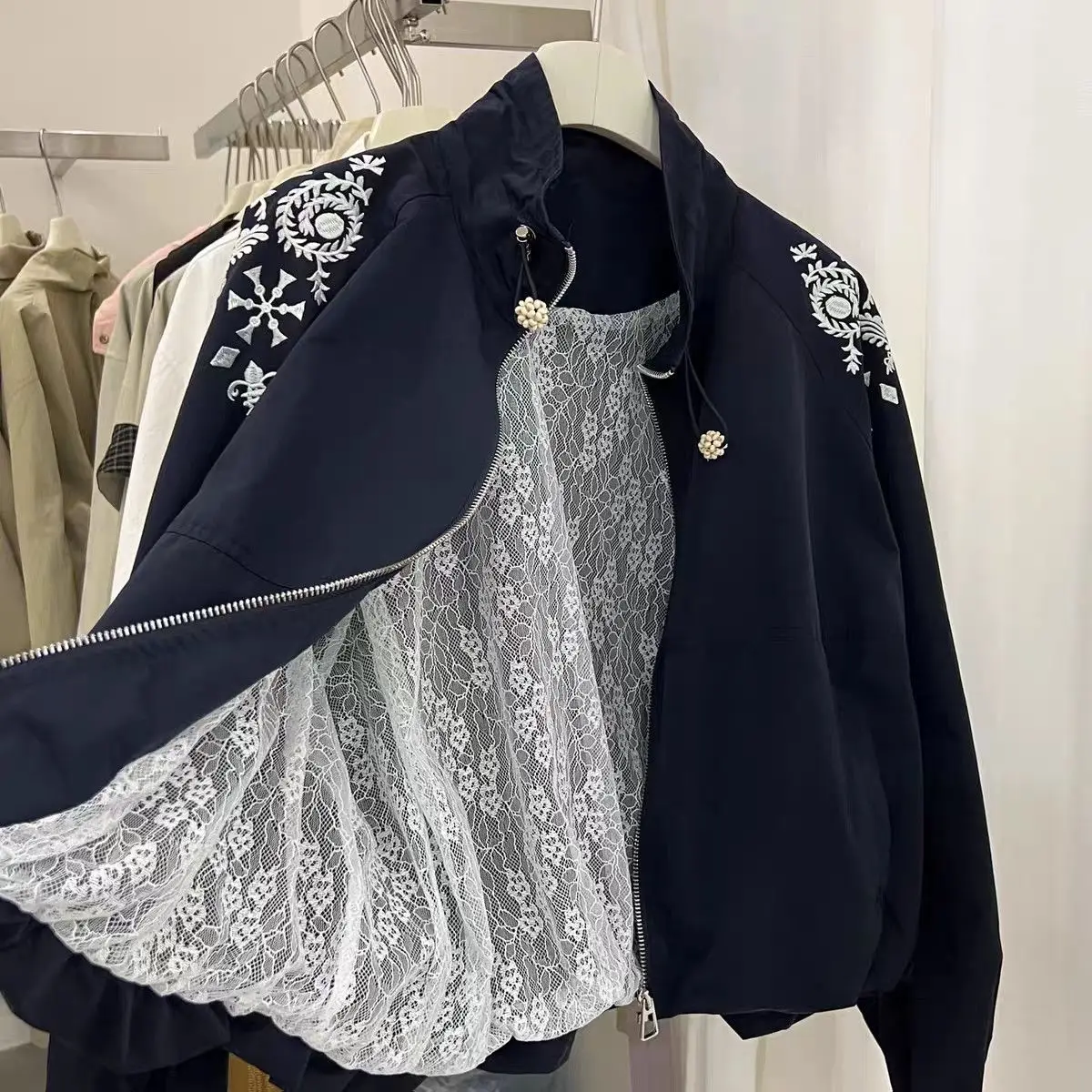 Premium lace embroidered stand-up collar thin short coat 2026 summer new versatile short short top women
Premium lace embroidered stand-up collar thin short coat 2026 summer new versatile short short top women