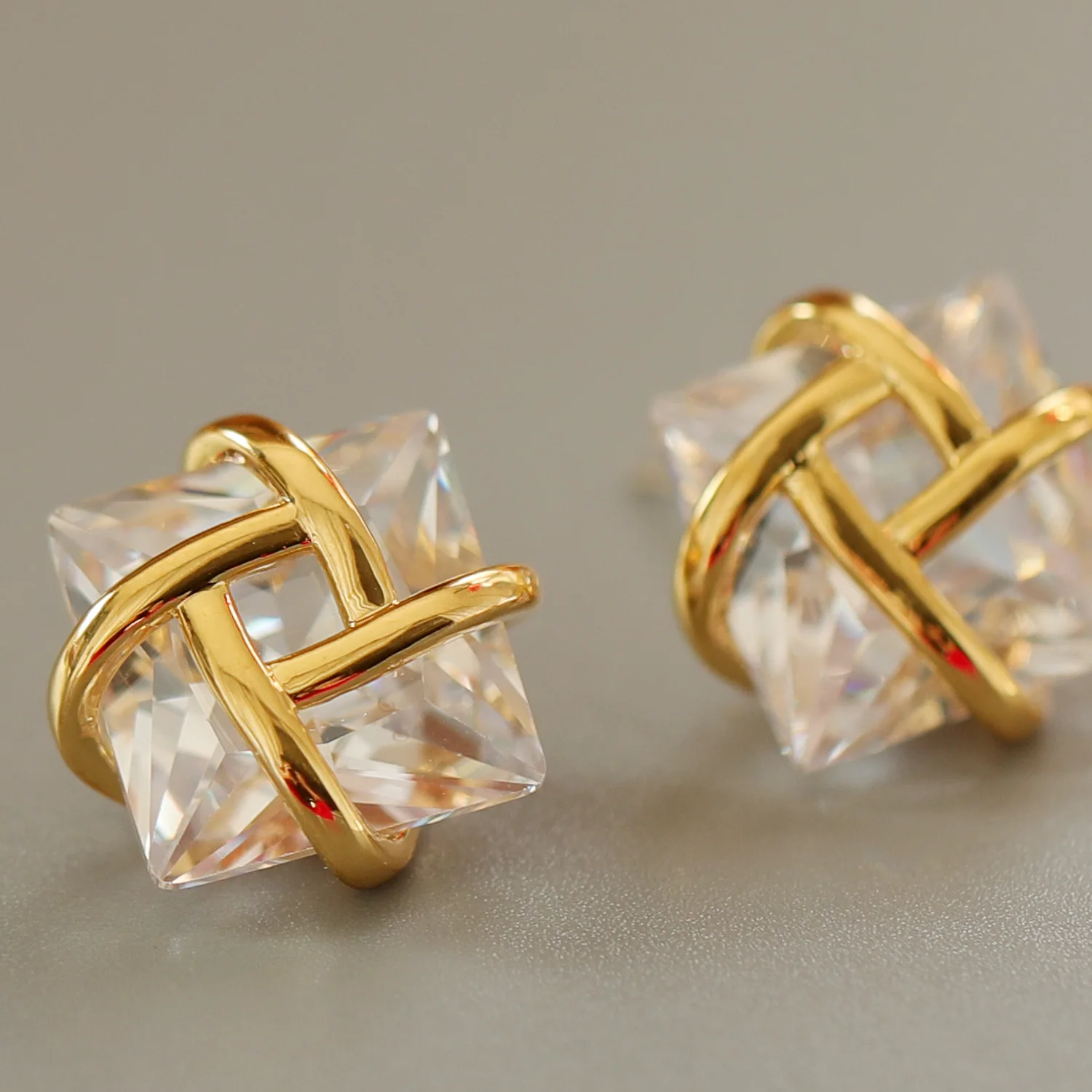 Europe and the United States 925 silver needle new copper gold-plated bag jewel light luxury atmosphere earring girl
Europe and the United States 925 silver needle new copper gold-plated bag jewel light luxury atmosphere earring girl