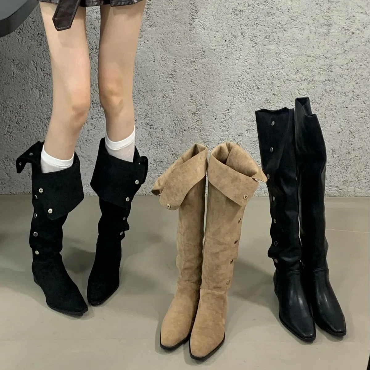 Зимние женские современные высокие сапоги с острым носком, уличный стиль, вечерние туфли для стриптиза на тонком каблуке, женские туфли до колена
Зимние женские современные высокие сапоги с острым носком, уличный стиль, вечерние туфли для стриптиза на тонком каблуке, женские туфли до колена