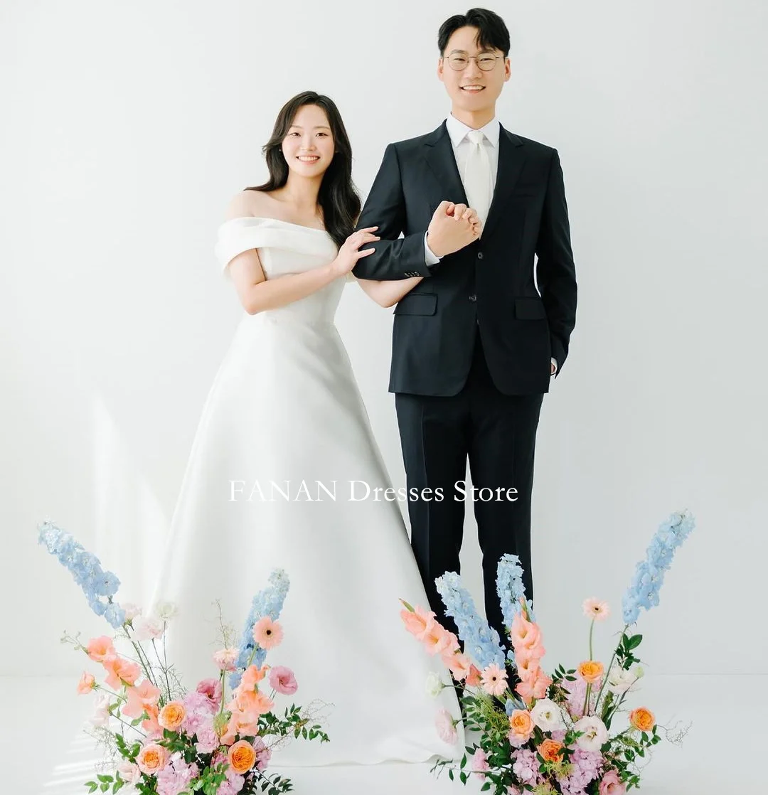 FANAN Off Shoulder Korea White Floor Length A-Line Satin Lace-up Wedding Dresses 웨딩드레스 Custom Made Bride Gowns Plus Size
FANAN Off Shoulder Korea White Floor Length A-Line Satin Lace-up Wedding Dresses 웨딩드레스 Custom Made Bride Gowns Plus Size