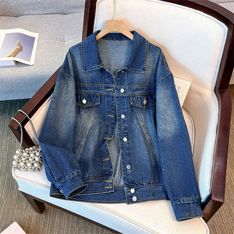 Синяя джинсовая куртка средней длины, свободная повседневная однобортная джинсовая куртка с лацканами и длинными рукавами, весенне-осенняя новая женская ковбойская верхняя одежда 
Синяя джинсовая куртка средней длины, свободная повседневная однобортная джинсовая куртка с лацканами и длинными рукавами, весенне-осенняя новая женская ковбойская верхняя одежда