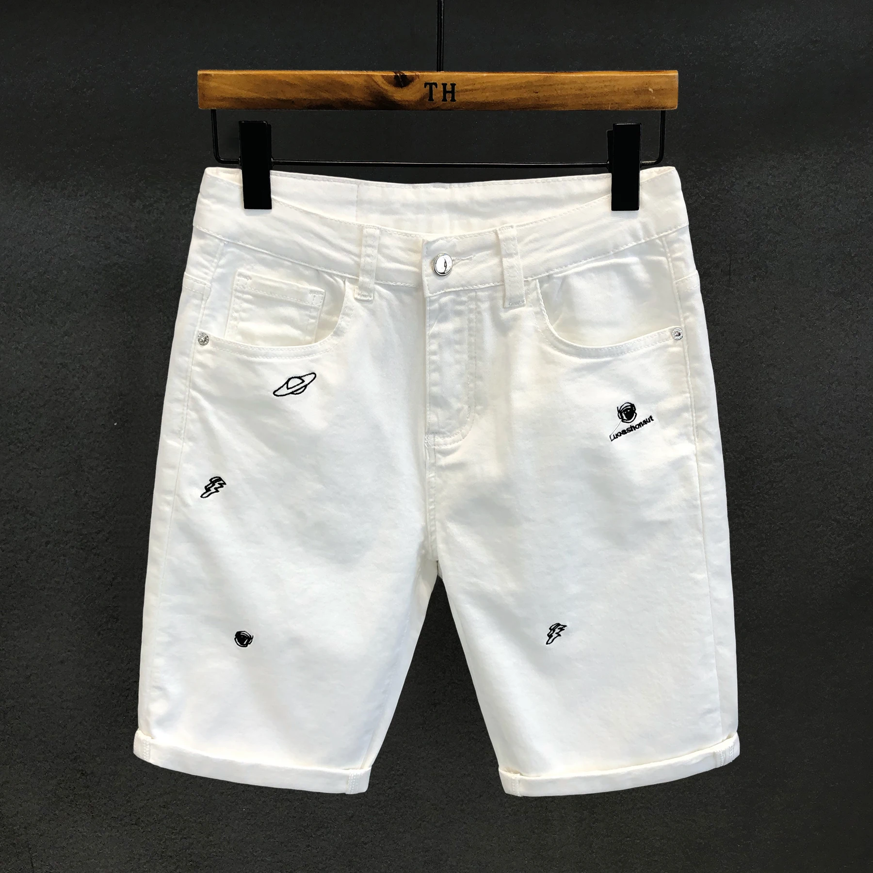 Модные высококачественные белые повседневные джинсовые шорты с вышивкой для мужчин: свободные, универсальные, летние, тонкие, прямого кроя, длиной до колена
Модные высококачественные белые повседневные джинсовые шорты с вышивкой для мужчин: свободные, универсальные, летние, тонкие, прямого кроя, длиной до колена