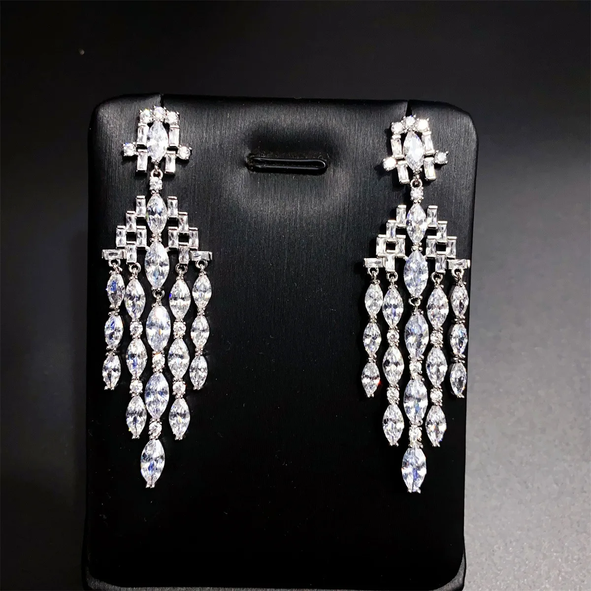white zircon long earrings for women elegant luxury jewelry wedding bride dinner party jewelry teardrop chain tassel earrings
white zircon long earrings for women elegant luxury jewelry wedding bride dinner party jewelry teardrop chain tassel earrings
