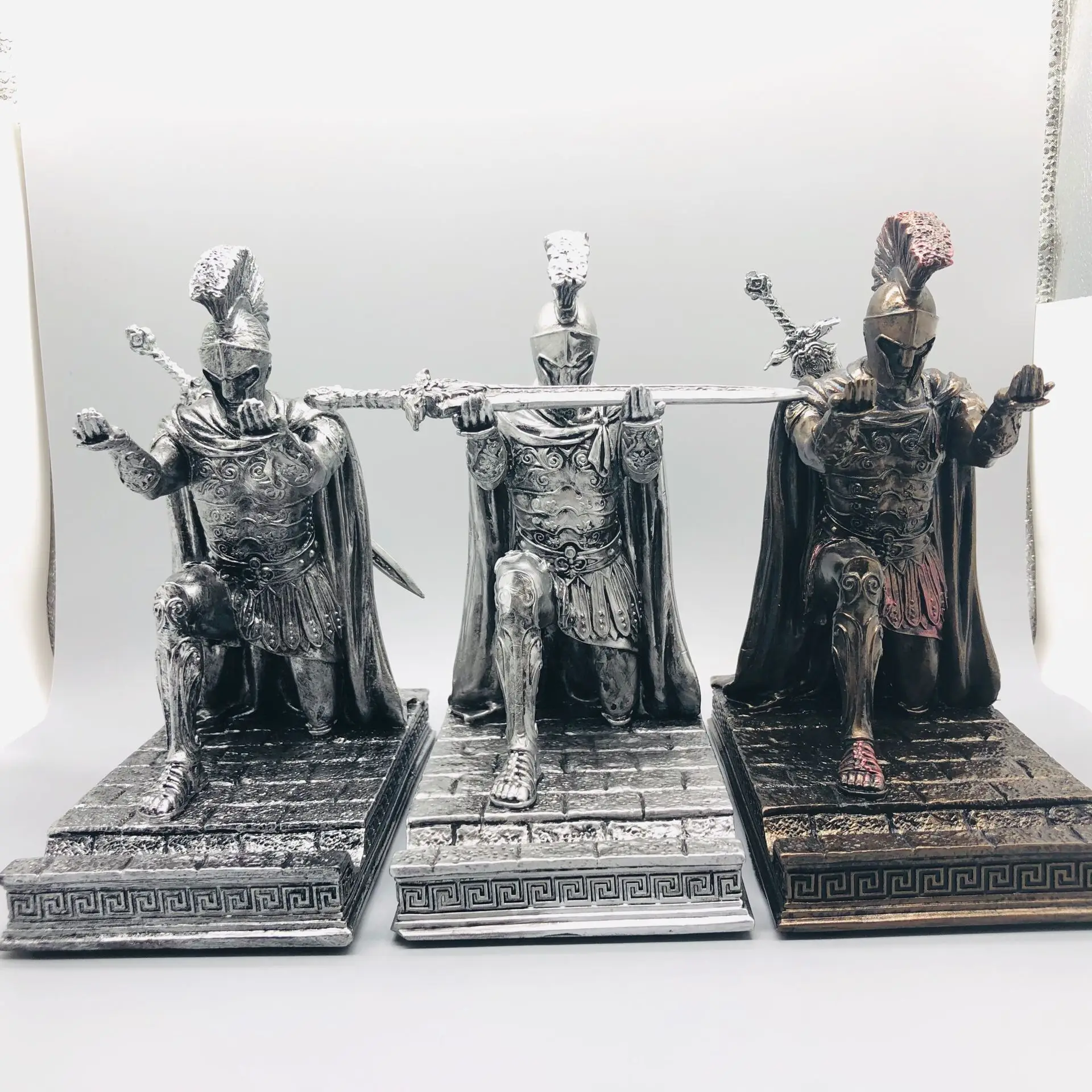 Статуэтка рыцаря-командира из смолы, подставка для ручек, с доспехами, скульптура воина Римской империи, декор для стола, коллекционная фигурка
Статуэтка рыцаря-командира из смолы, подставка для ручек, с доспехами, скульптура воина Римской империи, декор для стола, коллекционная фигурка