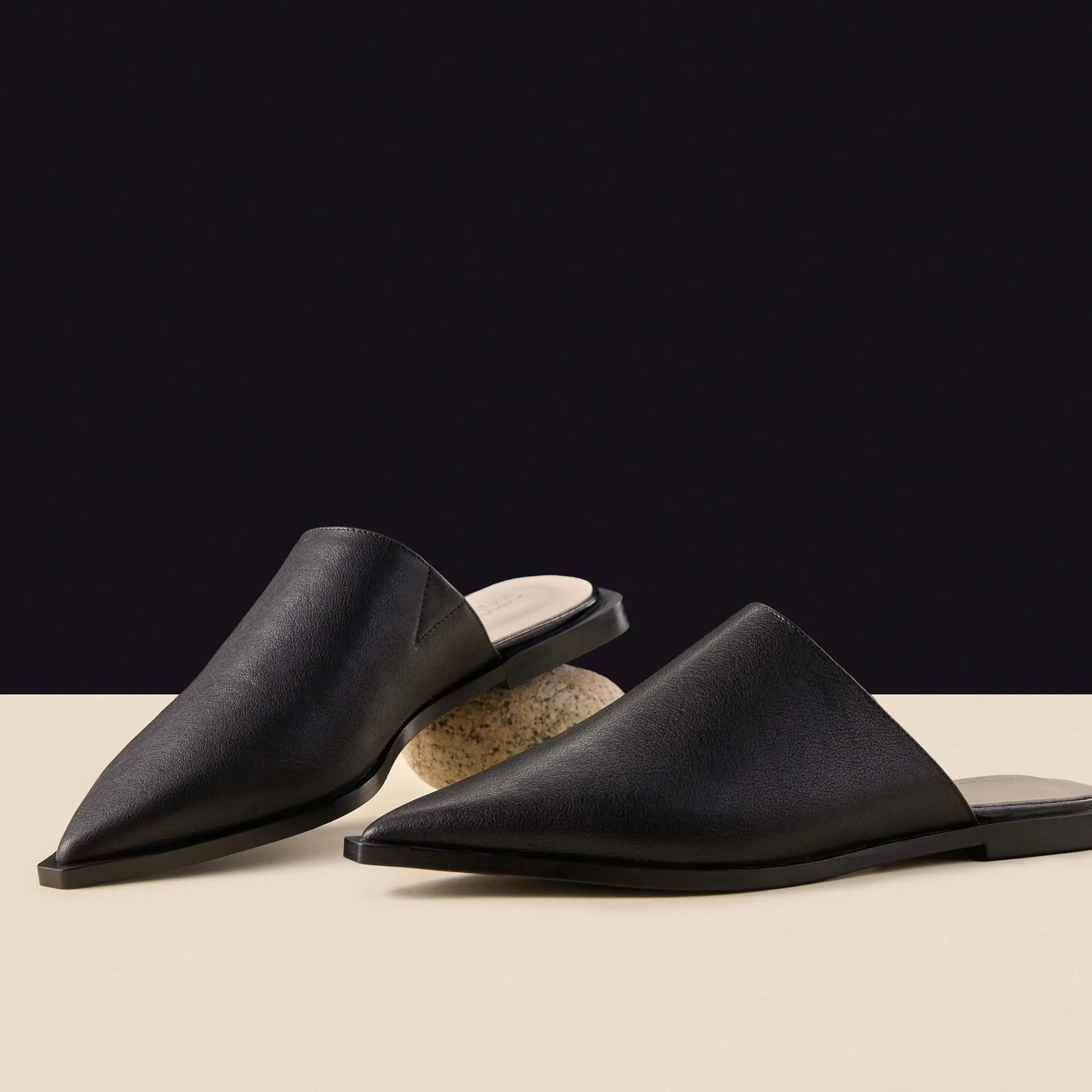 Кожаные черные туфли-лодочки ручной работы с острым носком, минимальные туфли без шнуровки в стиле ретро с смелыми краями
Кожаные черные туфли-лодочки ручной работы с острым носком, минимальные туфли без шнуровки в стиле ретро с смелыми краями