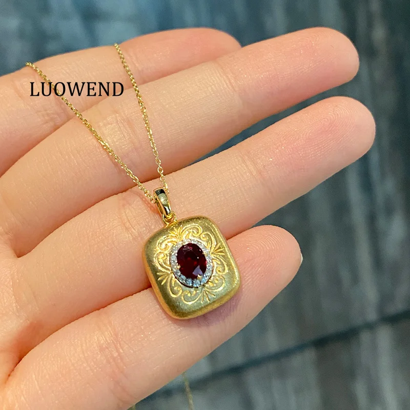 LUOWEND 100% 18K Yellow Gold Necklace Vintage Palace Style Shiny Diamond Natural Ruby Pendant Necklace for Women Fine Jewelry
LUOWEND 100% 18K Yellow Gold Necklace Vintage Palace Style Shiny Diamond Natural Ruby Pendant Necklace for Women Fine Jewelry
