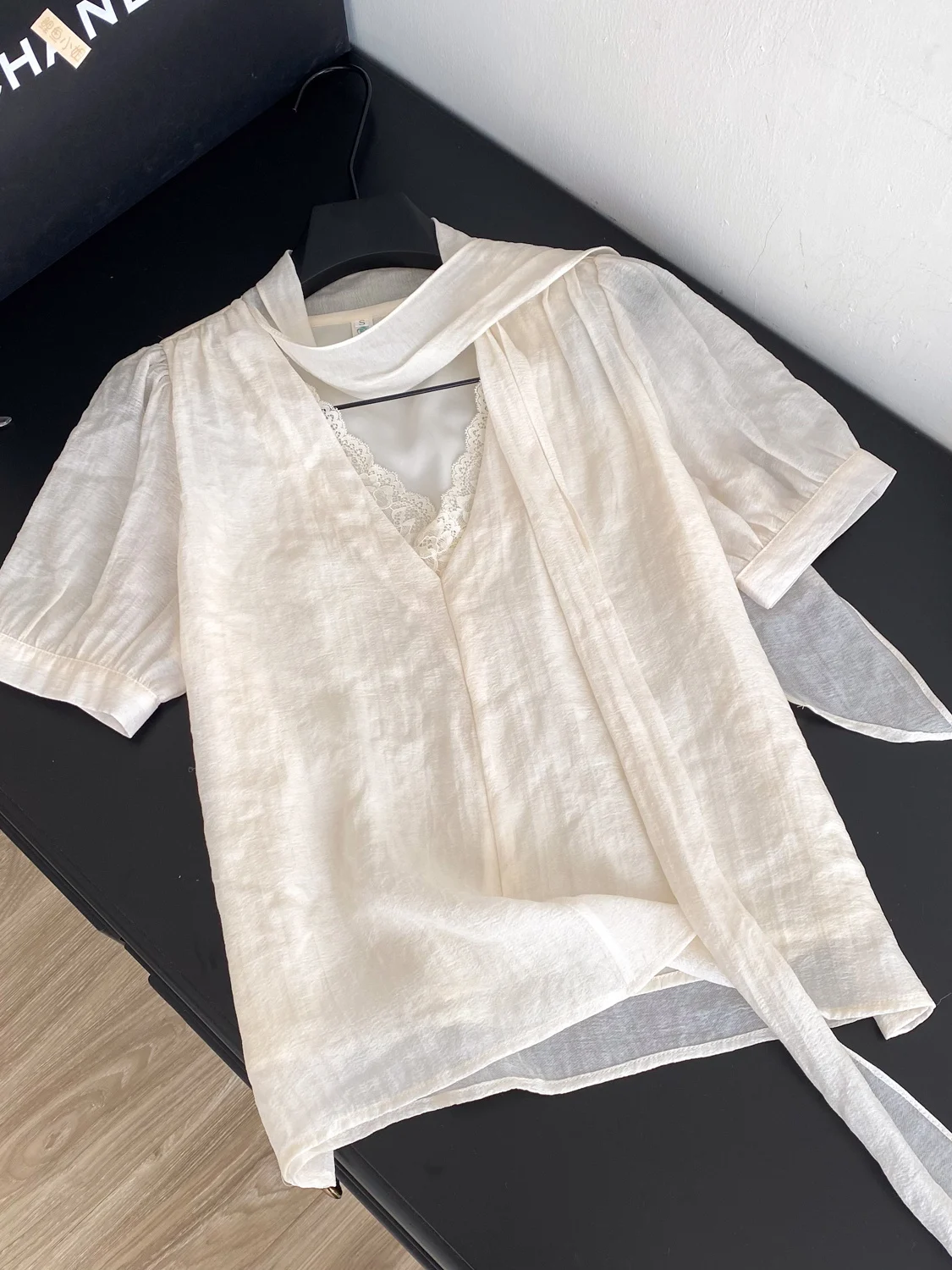 Slimming V-neck Lace Splice Sleeveless Women's Shirt Commute Style Korean Loose Fit Short Sleeve Fashionable Versatile Top
Slimming V-neck Lace Splice Sleeveless Women's Shirt Commute Style Korean Loose Fit Short Sleeve Fashionable Versatile Top