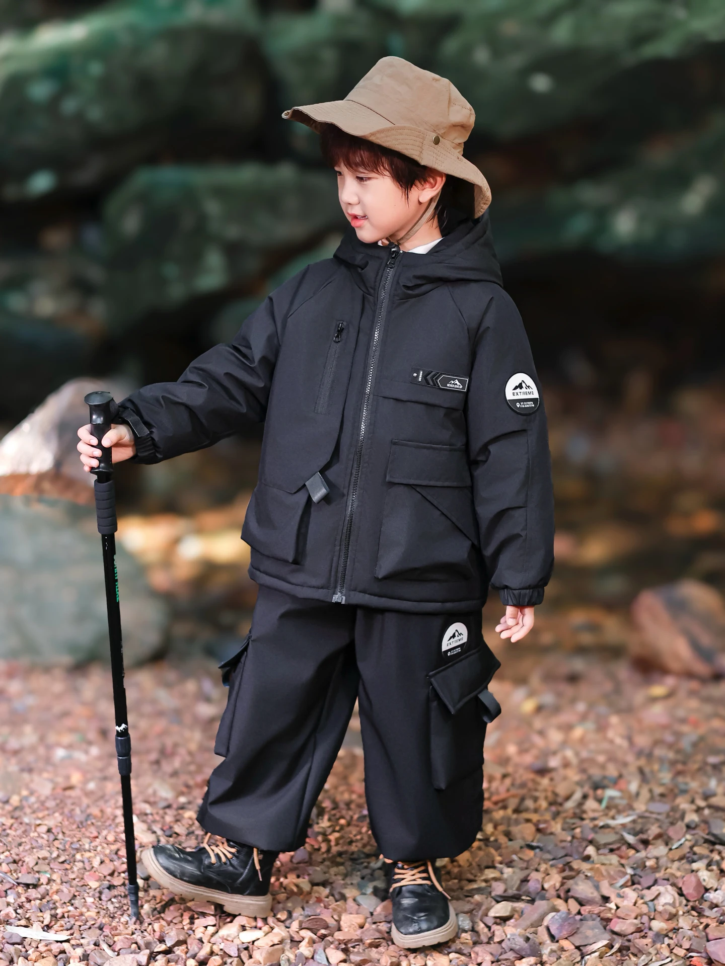 Утепленный хлопковый костюм для активного отдыха для мальчиков: зимняя куртка и брюки, комплект из трех предметов, детская повседневная спортивная одежда
Утепленный хлопковый костюм для активного отдыха для мальчиков: зимняя куртка и брюки, комплект из трех предметов, детская повседневная спортивная одежда