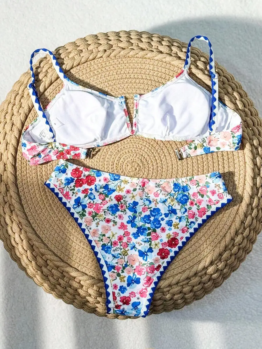 Floral Print V-Neck Bikini Set With Separated Top And Bottom
Floral Print V-Neck Bikini Set With Separated Top And Bottom