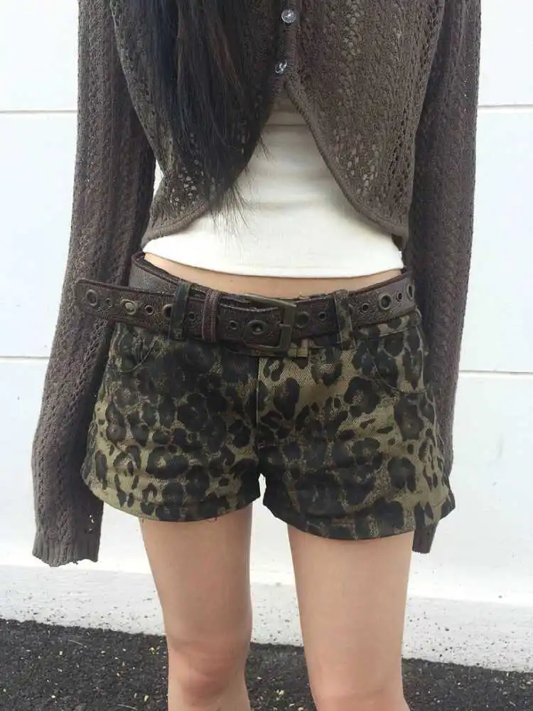 American Y2K Style Leopard Print Denim Shorts No Belt Women Spicy Girl Low Waisted Thin Style Retro Casual Cowbody Shorts
American Y2K Style Leopard Print Denim Shorts No Belt Women Spicy Girl Low Waisted Thin Style Retro Casual Cowbody Shorts
