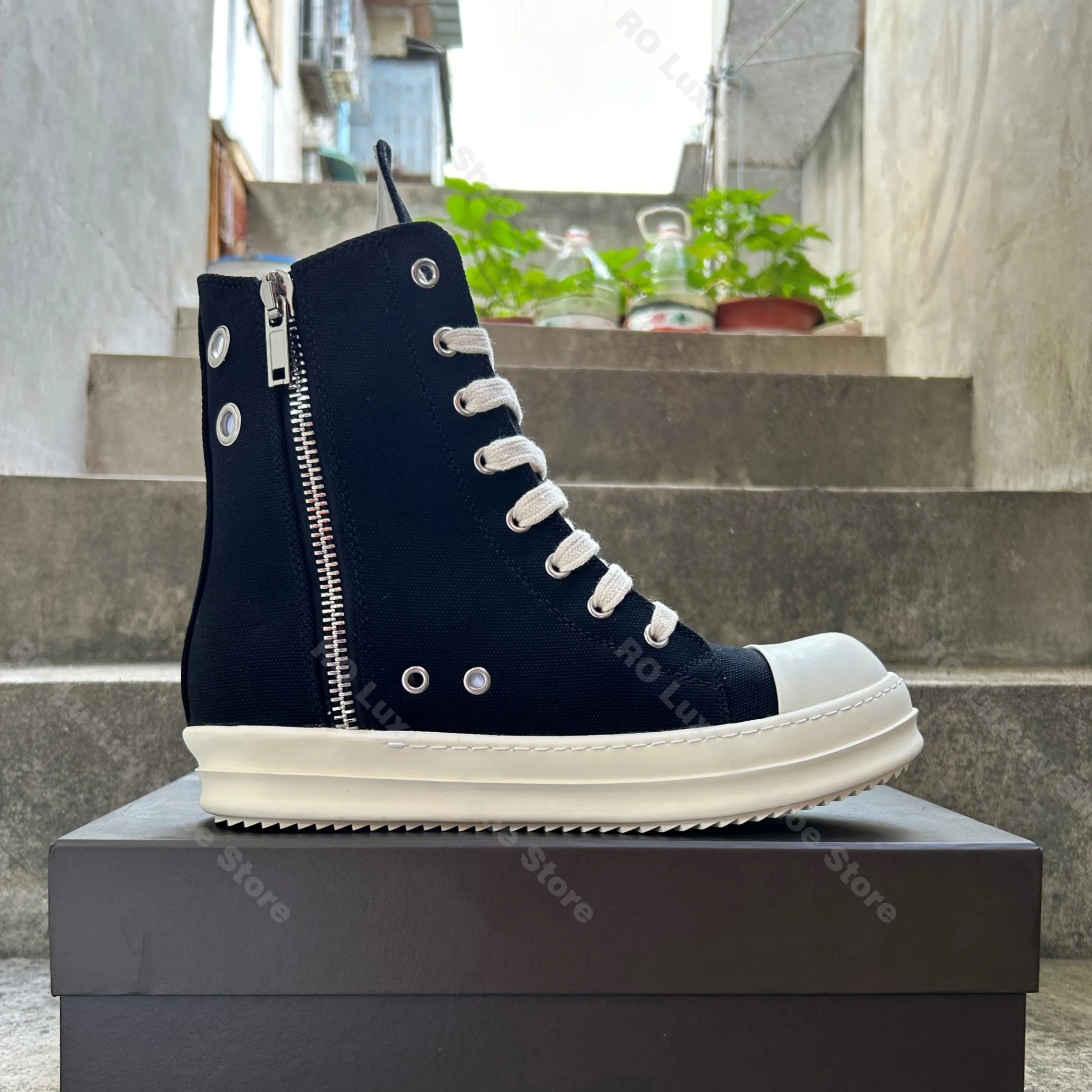 Classic Canvas Women Sneaker High Top Men Shoe Designer Follow Engaging Trainer Metal Hole Luxury Ankle Boot Black Platform Shoe
Classic Canvas Women Sneaker High Top Men Shoe Designer Follow Engaging Trainer Metal Hole Luxury Ankle Boot Black Platform Shoe