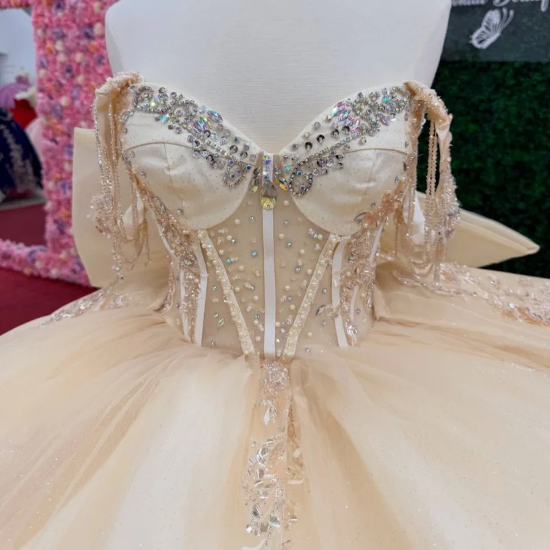 Light Champagne Quinceanera Dress Sequins Crystal 3D Flower Decal Long tail off-shoulder Bow Vestidos De 15 Quinceanera Customi
Light Champagne Quinceanera Dress Sequins Crystal 3D Flower Decal Long tail off-shoulder Bow Vestidos De 15 Quinceanera Customi
