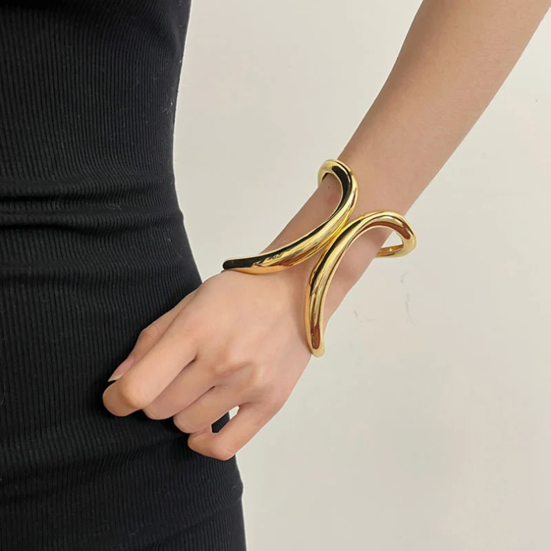 Luxury Retro Wide Bracelet European American Fashion Personality Hollow Double C-Shaped Titanium Steel
Luxury Retro Wide Bracelet European American Fashion Personality Hollow Double C-Shaped Titanium Steel