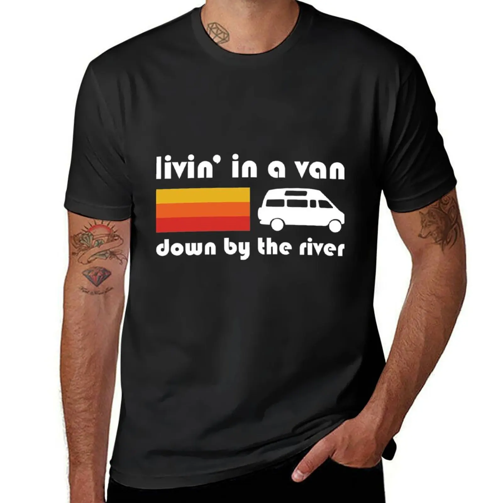 Классическая футболка с надписью «Living In A Van Down By The River», винтажная Эстетическая одежда, новинка, блузка, облегающие футболки для мужчин
Классическая футболка с надписью «Living In A Van Down By The River», винтажная Эстетическая одежда, новинка, блузка, облегающие футболки для мужчин