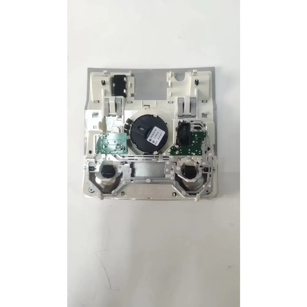 Отличное внутреннее освещение и лампы для чтения Volkswagen CC (жемчужно-серый/хромированный полуматовый OEM L35D 947 105 WRC) 
Отличное внутреннее освещение и лампы для чтения Volkswagen CC (жемчужно-серый/хромированный полуматовый OEM L35D 947 105 WRC)