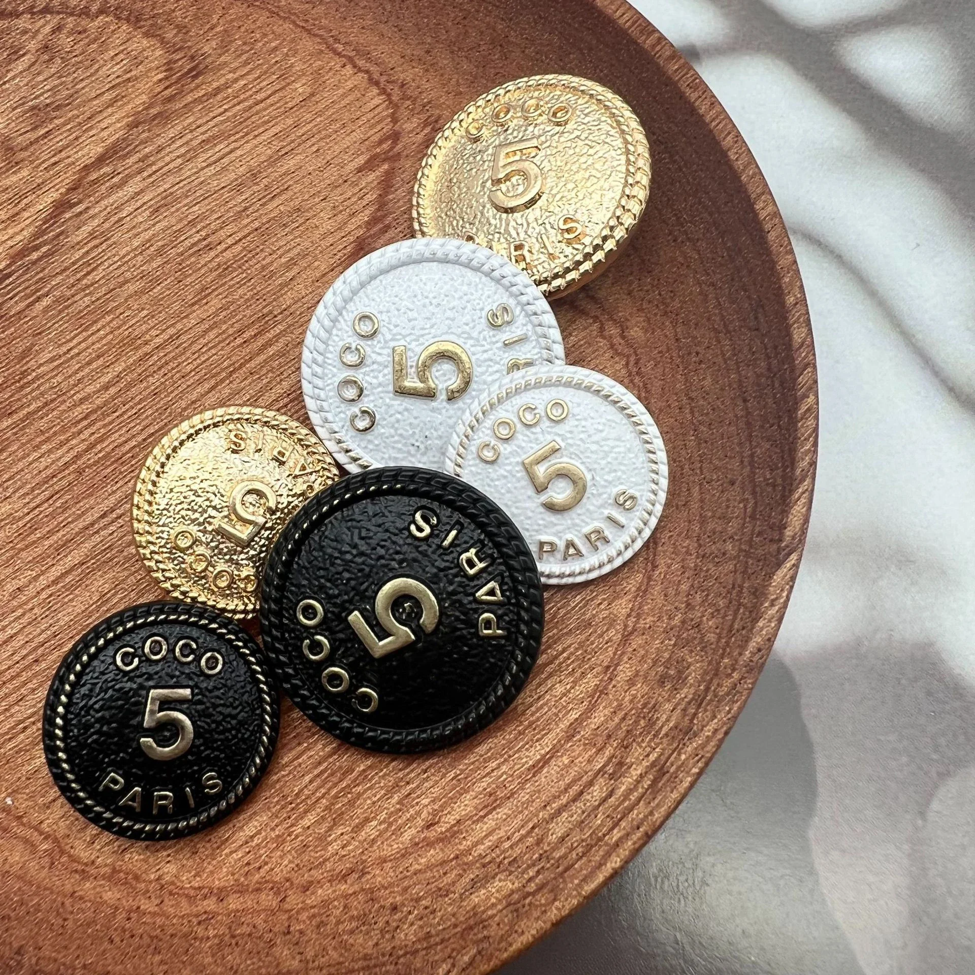 6Pcs Luxury Brand Design Gold Black White 5 Five Number Round Metal Buttons For Clothing DIY Sewing Accessories Decor Buttons
6Pcs Luxury Brand Design Gold Black White 5 Five Number Round Metal Buttons For Clothing DIY Sewing Accessories Decor Buttons