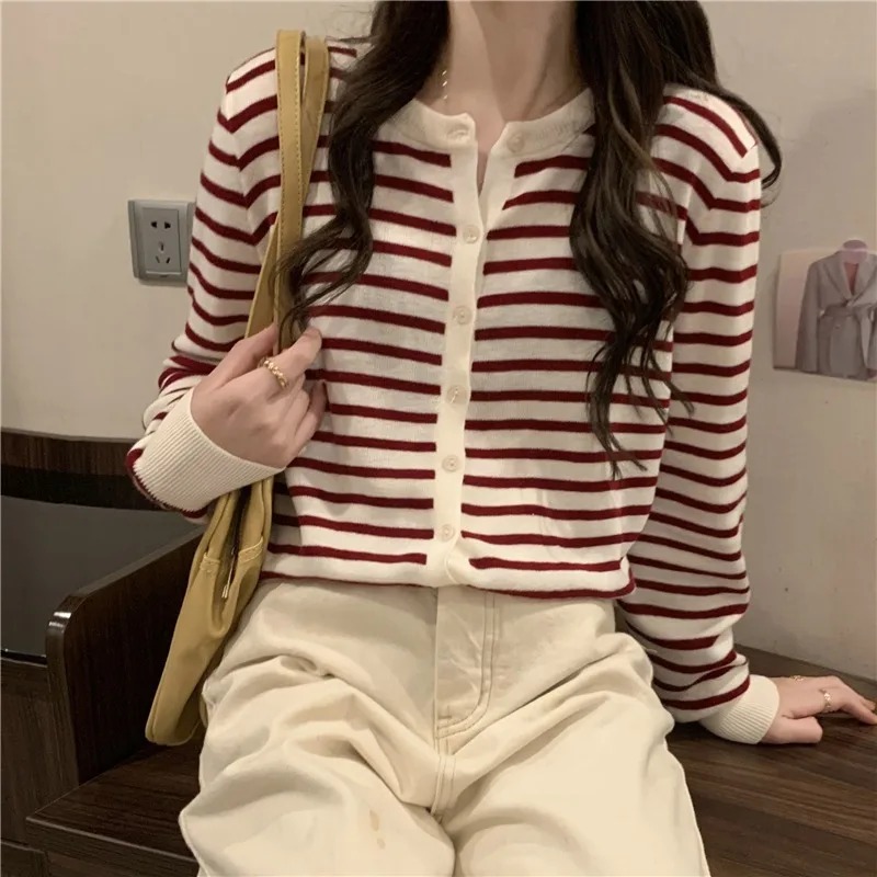 Classic Striped Long Sleeved Knitted Sweater Women Spring Autumn O-neck Cardigan Top Loose Versatile Single Breasted Coat
Classic Striped Long Sleeved Knitted Sweater Women Spring Autumn O-neck Cardigan Top Loose Versatile Single Breasted Coat