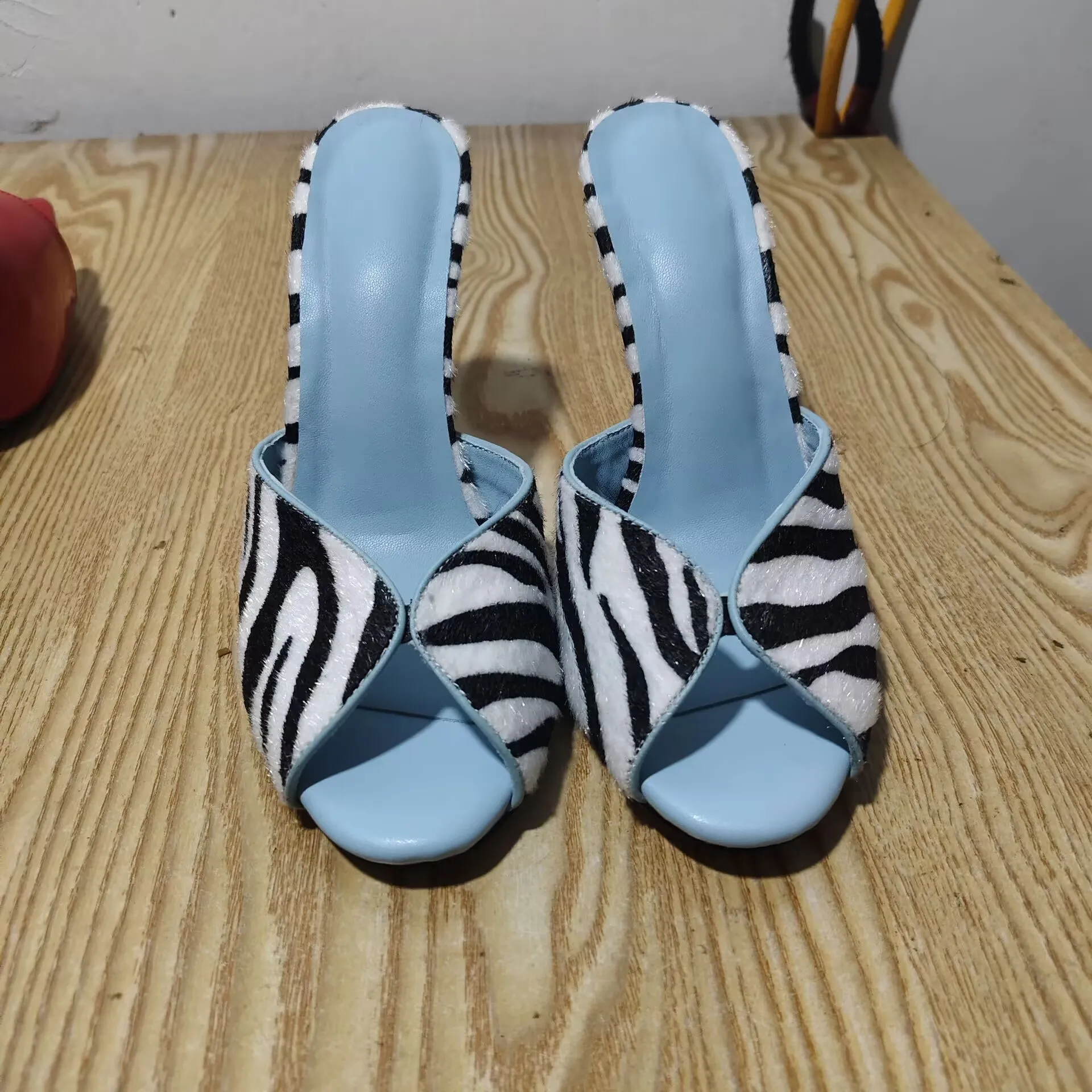 Women Hair Mule Heel Slides V Split Peep Open Toe Thin Stiletto Slip On Sandals Insole Summer Party Dating Fashion High Heels
Women Hair Mule Heel Slides V Split Peep Open Toe Thin Stiletto Slip On Sandals Insole Summer Party Dating Fashion High Heels