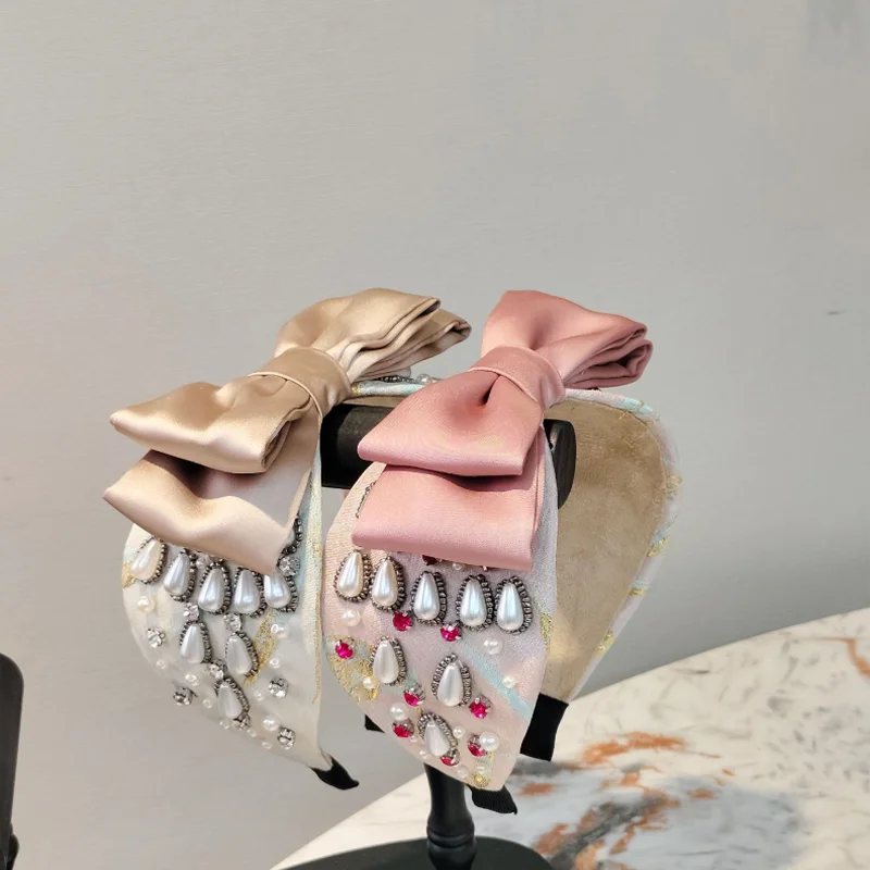 Повязка для волос ручной работы с жемчугом и стразами, широкий ободок с бантом, универсальная корейская заколка-обруч, тканевое украшение для волос
Повязка для волос ручной работы с жемчугом и стразами, широкий ободок с бантом, универсальная корейская заколка-обруч, тканевое украшение для волос