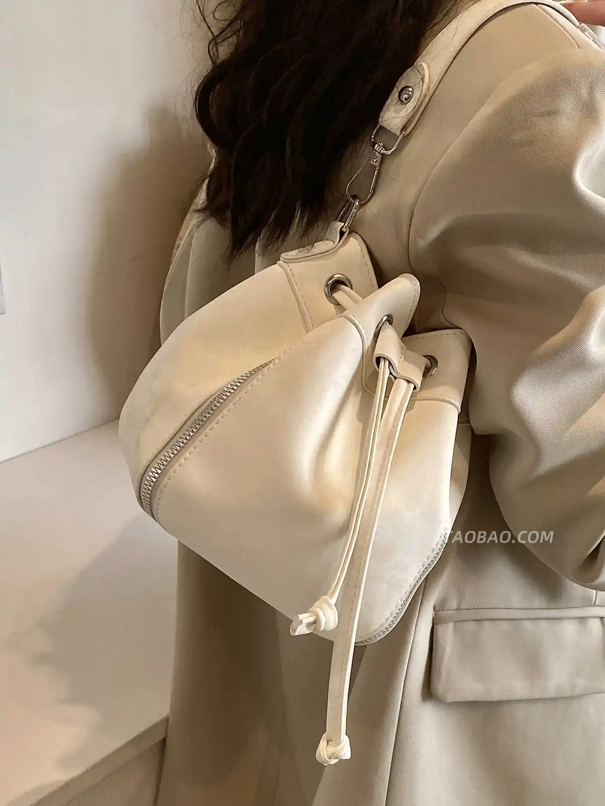 Fashion Niche Women's Bucket Bags New Versatile Temperament Commute One Shoulder Crossbody Bags High-grade PU Female Handbags
Fashion Niche Women's Bucket Bags New Versatile Temperament Commute One Shoulder Crossbody Bags High-grade PU Female Handbags